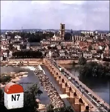 La traverse de la Loire se faisait sur ce pont dans la ville de ... .