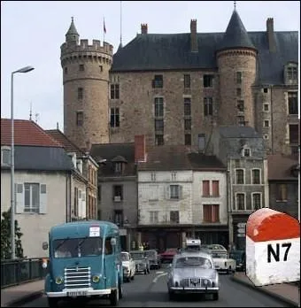 Puis passage au pied de son chteau fodal, dans cette cit construite sur les rives de la Besbre ... .