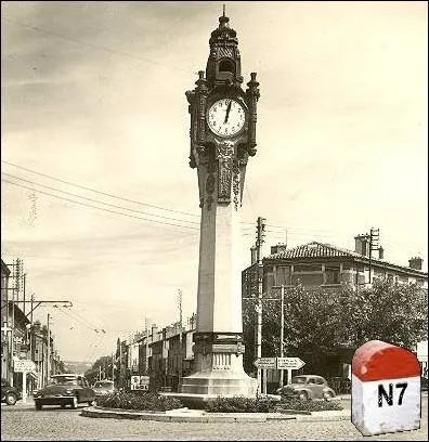 Au terme d'une longue descente, la nationale pntrait dans l'agglomration lyonnaise en contournant cette clbre horloge  ... .