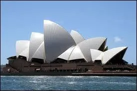 Le superbe opra de Sydney a t cr par un architecte danois, Joem Utzon, qui n'a mme pas son nom sur la plaque d'inauguration ! Le lieu de l'opra est trs symbolique. Pourquoi ?