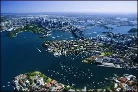 Sydney est la + vieille ville d'Australie, un site naturel exceptionnel, une baie gigantesque et splendide, un mlange harmonieux de villas anciennes et jardins et gratte-ciels. Sa cration est lie. .