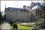 Comme la cathdrale voisine, le palais du Tau est li  l'histoire des Francs. Il s'agit de l'ancienne rsidence des archevques de Reims. Combien de rois ont-il sacrs ?