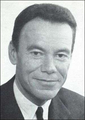 Il a t Ministre de l'quipement et du Logement , voici ... .