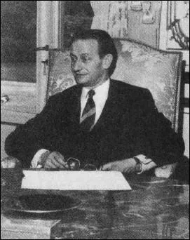 Il a t Ministre des Postes et Tlcommunications , voici ... .