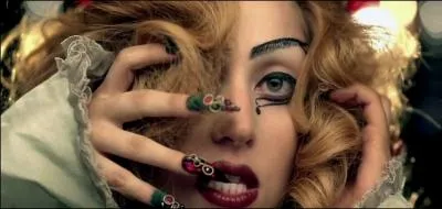 En 2011, quelle chanson de Lady Gaga a cr un norme buzz  cause de son clip et de ses paroles ?