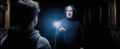 Que dit Harry  Rogue pour justifier pourquoi il se balade dans les couloirs en pleine nuit ?