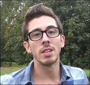 Comment s'appelle ce podcasteur qui, lui, joue plutt sur la parodie ?