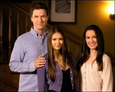 Comment s'appellent les parents adoptifs d'Elena ?