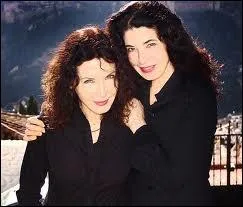 Ces deux soeurs sont pianistes virtuoses et jouent des pices   quatre mains . Qui sont-elles ?