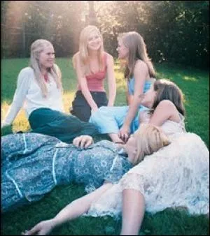 Le film Virgin suicide raconte la triste histoire des 5 soeurs Lisbon, qui, toutes, adolescentes, ... .