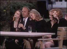 Dans cet excellent film, avec Kevin Costner, et Joan Allen,  la fin surprenante, celle-ci se dbat au dpart inattendu de son mari, avec ses 4 filles, les soeurs Wolfmeyer. Quel est ce film ?