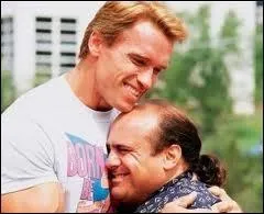 Aussi tonnant qu'il soit, ces deux-l sont frres jumeaux : Danny de Vito (1, 52m ) et Arnold Schwartzenegger (1, 85 m pour 107 kgs). Quel est ce film ?