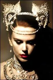 Amricano-australienne qui fut l´pouse d´un petit acteur scientologue ... ´Batman Forever´, ´Moulin Rouge´ et ´ Australia´ vous font penser  ...