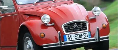 Quel est le nom de ce classique automobile Franais  la sortie differe par la guerre ?