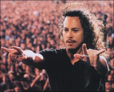 Au milieu des annes 90, il se fait un/des piercing(s). Mais o ?