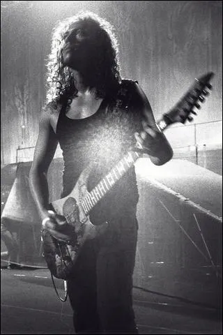 Que peut-on lire sur le tatouage de Kirk ?