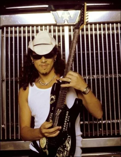 Sur quelle(s) chanson(s) utilise-t-il souvent sa Ouija Black (celle sur la photo) ?