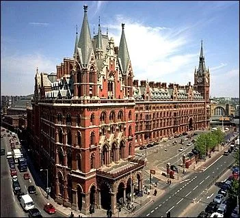Saint Pancras est une gare. Mais qu´abrite galement cette gare ?