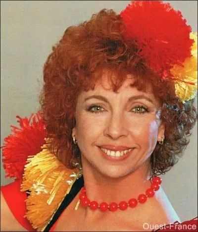 1972, la France est frappée de stupeur : Charlotte Julian chante : ''Alors j'ai quitté ma famille pour pas finir comme une vieille fille / Et me v'là, je sais que j'ai les pieds plats... ''