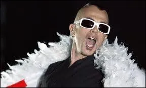 Quel auteur français Pascal Obispo a-t-il paraphrasé en chantant ''Les Fleurs du bien'' ?