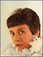 Attention ! ... J'ai déniché une vieillerie chantée par Georgette Plana qui racontait l'histoire d'une fille qui venait de loin : son nom ? ''Riquita, jolie fleur de... ''