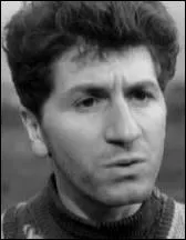 ''Les myosotis et puis la rose / Ce sont des fleurs qui disent qué'que chose / Mais pour aimer les ------------- / Et n'aimer que ça faut être idiot''