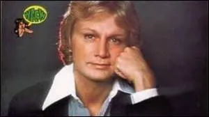 ''Dites-lui que je suis comme elle / Que j'aime toujours les chansons / Qui parlent d'amour et d'hirondelles / De chagrins, de vent et de frisson / Dites-lui que je pense à elle quand on me parle... ''