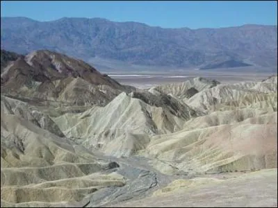 Sur quels Etats amricains la Valle de la mort s'tend-elle ?