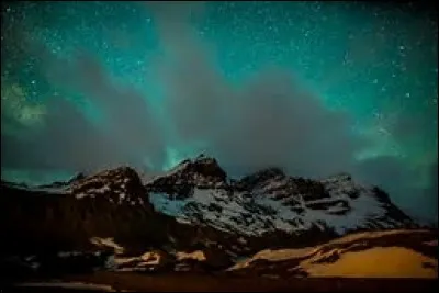 C'est une femme qualifiée de forte et indépendante. Mauriac écrit dans le Sagouin : "Il avait vu cette image où deux femmes accroupies, la nuit, près d'un soupirail, allument une espèce de feu".