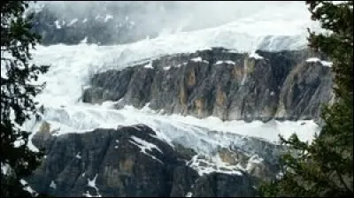 Favorite de Louis XV, elle a laissé à la postérité l'image d'une femme égoïste et lâche en s'adressant au bourreau Sanson de cette façon : "Encore un moment, Monsieur le bourreau ! "