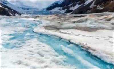 Coup facile donné par un faible à un ennemi plus fort mais, affaibli par le destin. Cette expression contient le souvenir d'une fable de Phèdre reprise par La Fontaine.