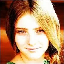 Qui interprte Prim lors du film Hunger Games ?