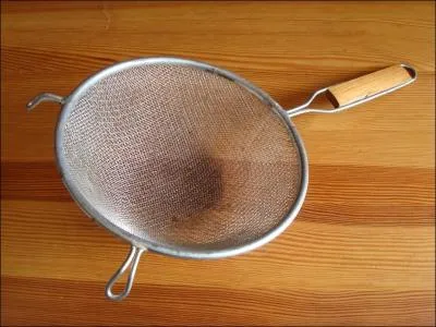 Le mot désignant les habitants de ce pays asiatique signifie également ''passoire à grille très fine'' .