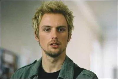 Comment s'appelle le premier petit ami de Lena ?