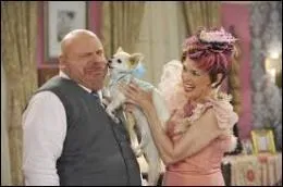 Par qui se fait-il draguer dans un pisode ?