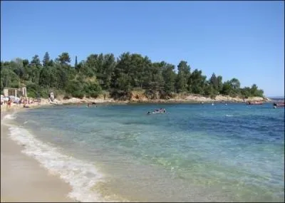 Quelle commune du Var est connue pour ses 12 plages de sable fin ?