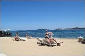 On peut traverser une plage prive en se promenant le long de la mer.