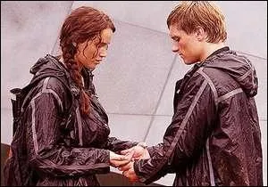Que font Peeta et Katniss lorsque les juges changent les rgles o un seul tribut peut gagn ?