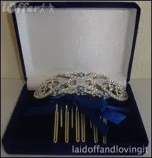 Que contiennent les peignes en argent que Charlie et Rene offrent  Bella pour son mariage ?