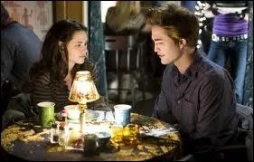 Quel plat Bella commande-t-elle au restaurant o elle apprend qu'Edward peut lire dans les penses  l'exception des siennes ?