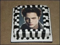 De quelle couleur est le glaage du gteau d'anniversaire de Bella ?