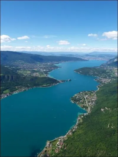 Quelle est la profondeur maximale du lac d'Annecy ?