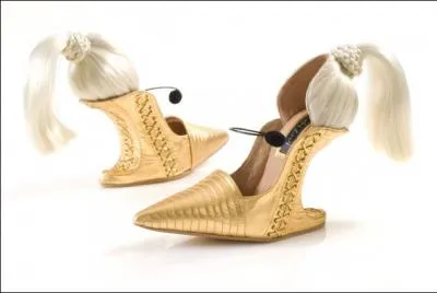 C'est une trange paire de chaussures que celle-ci, un modle tout dor, mais avec ?