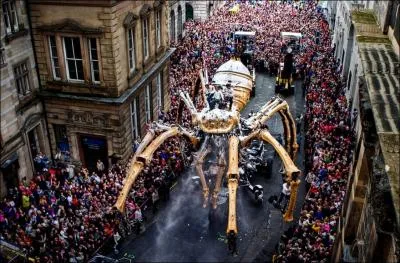 Drle d'ide pour un char de dfil,  moins que cela ne soit choisi en hommage  l'artiste sculptrice... ?