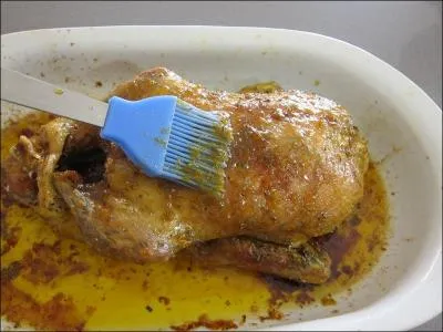 Enduire, taler une sauce.