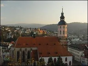 Ville allemande situe dans le Land de Bade-Wurtemberg. , connue pour avoir t le sige du commandement en chef des forces franaises stationnes en Allemagne aprs l'effondrement du troisime reich