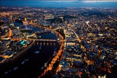 Le 3 juin , spectacle du jubil de diamant sur la Tamise : dans le sillage de la barque d'apparat royale de la Reine il y aura :