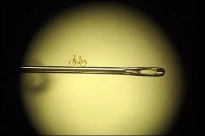 Comment s'appelle ce trou qui sert  faire passer le fil dans l'aiguille ?