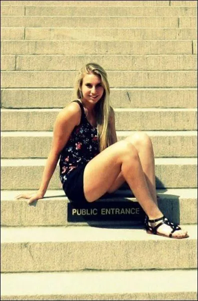 D'aprs la photo, cette demoiselle est ...