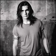 Quel est ce chanteur ?